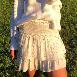 Vit volangkjol - Superfin vit volangkjol med gröna prickar från Stradivarius. Storlek S. 90kr exklusive frakt. 