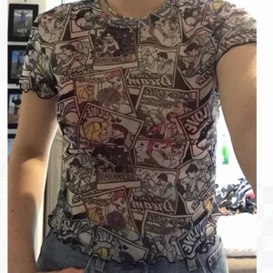 Genomskinlig disneytröja! - Söt och cool tröja i lite genomskinligt mesh-tyg med tryck av disney på. Väldigt unik och fin och endast använd en gång så i mycket gott skick. Skriv för fler bilder, annars frakt 66kr❤️