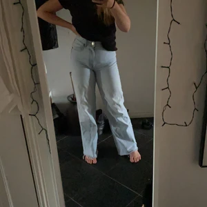 Wide jeans - Säljer dessa ljusblå jeans från Zara i modellen ”wide leg full length jeans”. Använda endast ett fåtal ggr. Strl 36. Kontakta mig vid intresse eller frågor💕💕