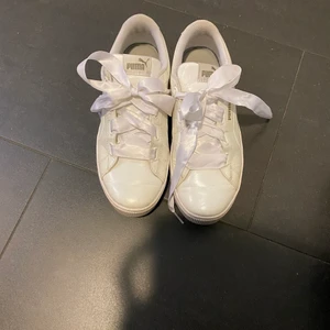 Puma skor  - Puma skor i storlek 38, använda några få gånger men säljer dem då det inte är min stil längre. Dem är lite smutsiga vid snöret men går säkert bort i en tvätt!