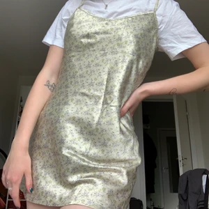 Sommarklänning  - Supersöt vintage klänning! Aldrig använd då den tyvärr är för kort för mig som är 172cm... passar främst xs-s skulle jag säga☺️ köptes för 160kr! köparen står för frakt🌸 