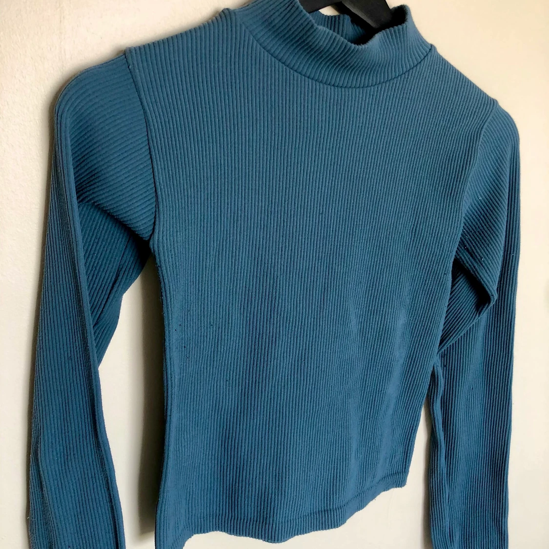 Blå tröja med öppen rygg - 90