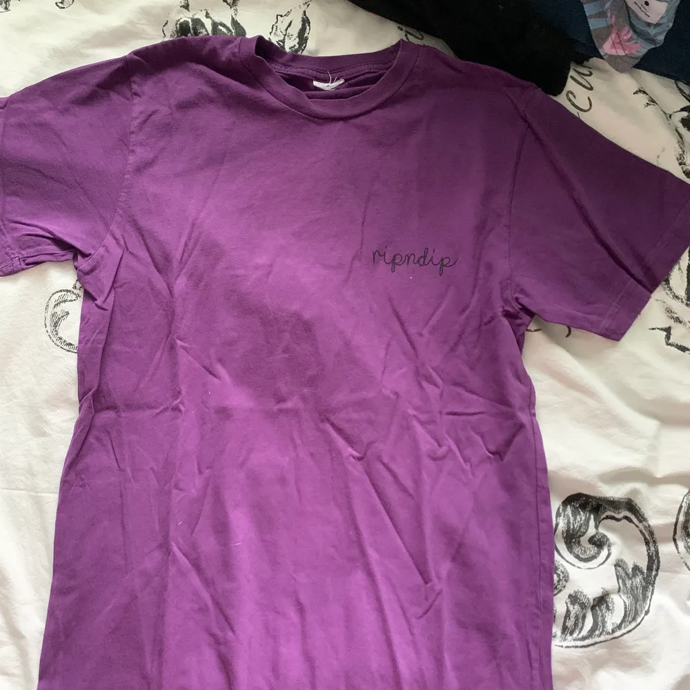 En lila tröja av RipnDip. Tröjan har använts ett par gånger men det är inget fel på den så den är i väldigt bra skick. Lapp är dock avklippt. Orginal pris var 600kr (ej fri frakt). T-shirts.