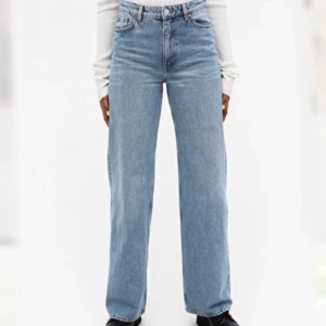 Monki Yoko jeans - Skitsnygga raka jeans från Monki i modellen Yoko, färg Mid blue. Jätte fin passform, har storlek 25. Köpte för 400kr men säljer för 190kr men kan gå ner i pris vid snabb affär