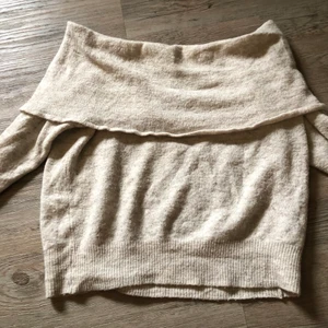 Off shulder stickad beige tröja  - Säljer min fina off shulder stickade tröja som är i jätte fint skick från hm i storlek m!❤️