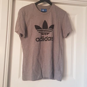 T-shirt - Grå adidas t-shirt. Herrmodell, men passar jätte bra på gäris också