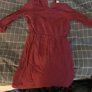 Vinröd kort klänning - Vinröd kort klänning lite tajtare vid magen och kortare armar