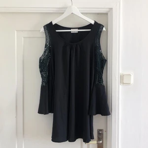 Svart klänning! - En gullig svart sommarklänning!!! (Det är något kort för mig som är 1,70) 