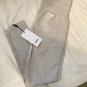 Säljer mina oanvända vital seamless leggings i light grey marl. Storlek S, i original förpackning. 🤍 BUDA I KOMMENTARERNA ✨✨ köp dirket för 400!