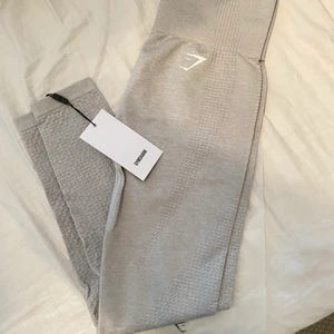Gymshark  - Säljer mina oanvända vital seamless leggings i light grey marl. Storlek S, i original förpackning. 🤍 BUDA I KOMMENTARERNA ✨✨ köp dirket för 400!
