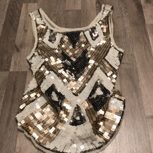 Coolt linne från bikbok ⚡️✨👍🏻 - Säljer detta linnet för 40kr + frakt! Det är lite sletet på något ställe men det syns inte så jättemycket <3