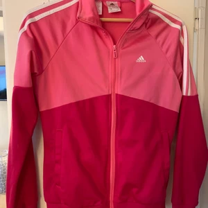 Adidas tröja  - Rosa vintage adidas overshirt eller vad det kallas💖 storleken är 164 vilket är typ XS/S, den är i väldigt bra skick! Köpte för typ 5 år sen kanske?!😬😊 50kr+frakt❤️ prisvärt 🥰🥰