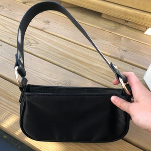 Baguettebag! - Svart kort väska, funderar på att sälja! Ge gärna förslag på bud:)