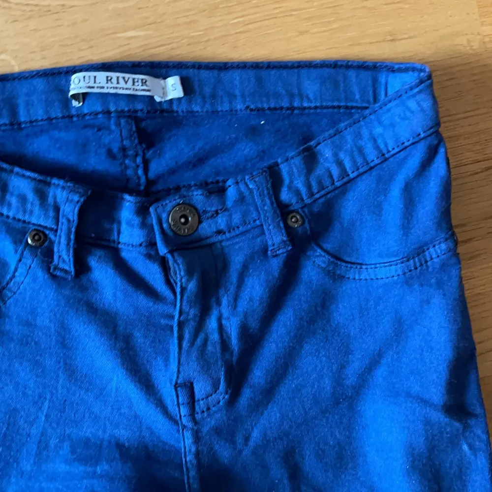 Dom är aldrig använda storleken på XS och den andra till höger är small på. Jeans & Byxor.