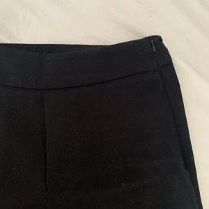 Bikbok kostymbyxor i storlek 36 - Säljer dessa jätte fina kostymbyxor från bikbok i storlek 36. De är i fint och bra skick men tyvärr kommer de inte till användning. Frakt tillkommer, för fler frågor kom privat🥰