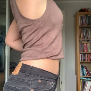 Brun väst från zara  - Supermjuk och skön väst från zara. Passar perfekt med en vit t-shirt under. Köparen står för frakt. 