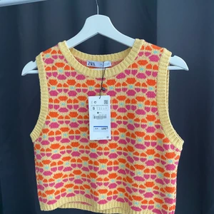 Zara topp - Här har vi en super fin tröja som jag tyvärr ej har haft användning av, jag köpte den för kanske en månad sedan och inte ens tagit bort prislappen. Storleken är s, för mer information eller bilder kontakta! Budet: 300kr😀
