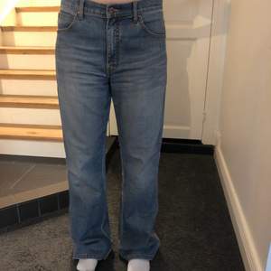 Ett par jeans som verkligen förtjänar att användas. Dem är högmidjade i modellen och passar mindre stolekar än 42 också! 
