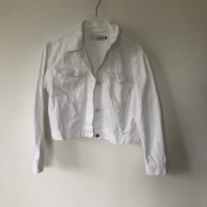 Vit jeansjacka - Säljer min vita jeansjacka som är köpt på MQ, strlk S. Perfekt för våren och sommaren! Kan mötas upp i Sthlm, annars står köparen för frakten 💕💜