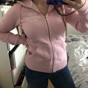 peak performance hoodie - Helt ny peak performance hoodie som endast är testad på. Säljer då den är för liten. Jättefin rosa färg och jag hade behållt den om den passade. Det finns inga fläckar eller andra defekter🌸✨ finns inte kvar att köpa 