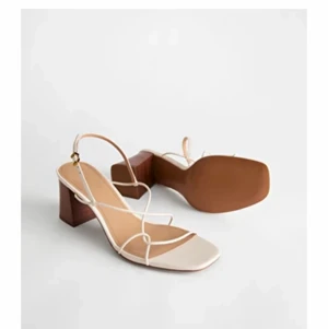 Sandaler med klack - Säljer dessa sandaler/klackar från &otherstories då de tyvärr är något för små för mig. Endast använda en gång. Köptes förra sommaren för 890kr. Kontakta för fler bilder💞 Köparen står för frakten. 