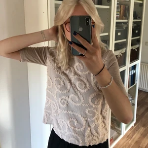 Beige tröja - Drömmig beige mjuk tröja med lite volanger från Zara. Helt ny!! Storlek S