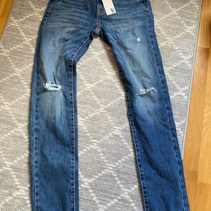 Hej säljer ett par helt nya jeans från lager 157. Strl Jag W30 L32 endast testade (lappen kvar).