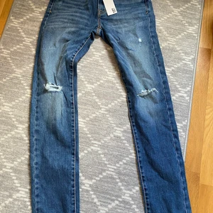 Helt nya Jeans - Hej säljer ett par helt nya jeans från lager 157. Strl Jag W30 L32 endast testade (lappen kvar).