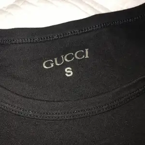 En jättefin fake Gucci t-shirt, både tjej och kille kan ha på sig detta. Materialet är mjukt och skönt,  PRISET KAN DISKUTERA VID BEHOV!