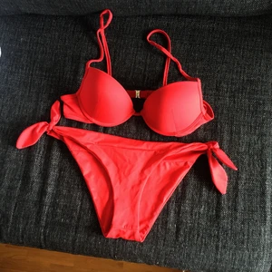 Röd bikini storlek S  - En röd bikini storlek S köpt i Italien. Är använd men i bra skick. Bh:n är push-up med kupa A skulle jag säga. Den enda defekten är att axelbanden är lite lösa/stretchiga, men man kan göra en knut för att justera. Frakt ingår ej 