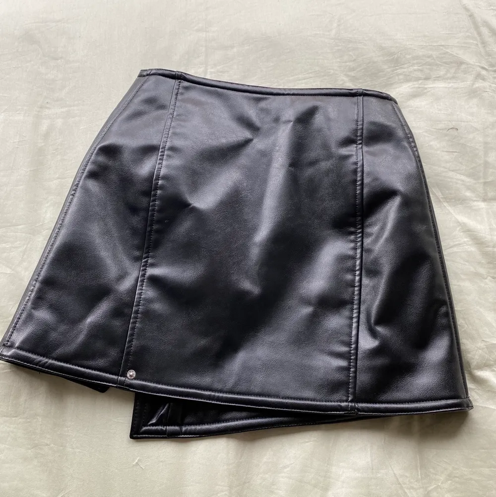 Black leather skirt from WEEKDAY. Size 36. Kjolar.