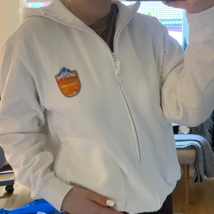 minttu hoodie - fet vintage hoodie i bra skick, storlek L men passar de flesta storlekar beroende på hur man vill att den ska sitta :)