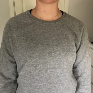 Grå sweatshirt - Grå sweatshirt i nyskick, aldrig använd! Snyggt basicplagg som alltid går hem, lagom varm nu till sommarkvällarna! Ganska liten i storleken, den är i M men skulle mer säga att den är S! 