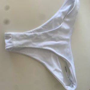 bikini underdel  - här är en fin vit bikini underdel från shein som jag säljer pga sitter inte som jag hade tänkt och lite för liten. Den är aldrig använd, köpt för en månad sen. Den är tvättad i tvättmaskin också. Väldigt fin till sommarn.