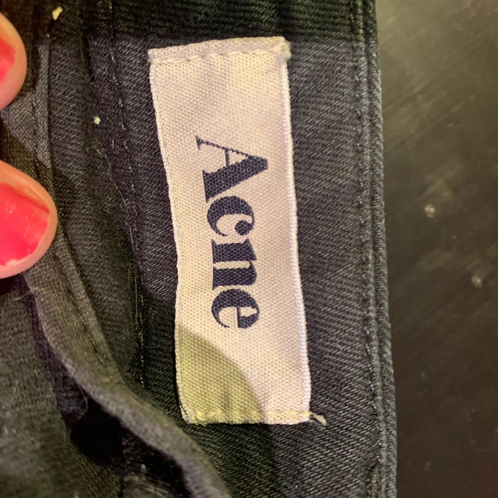 Säljer min mammas gamla Acne jeans som är tighta i benen och har en dragkedja i bak.Dem är i storlek 29/34 och passar mig som vanligtvis har storlek s/38. Dom är använda mycket men inte utslitna. Det enda på byxorna som är lite slitet är ena lappen som sitter inuti byxan men det påverkar inte utseendet. Dom är lite långa i benen på mig som är ca 170 så passar för folk som är lite längre också. Kan köpas för cirka 1200kr i nypris.. Jeans & Byxor.