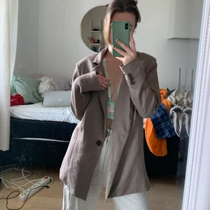 Beige kavaj - Skitsnygg beige / brun tunn kavaj i liknelse av Linne / tyg🥰 säljer den då den tyvärr inte kommer till användning. Den är i storlek XS men den är oversize så skulle säga att den passar XS-M beroende på vilket fit man vill ha🥰