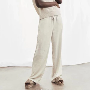 Vid pull-on byxa  - Intressekoll på mina fina byxor då dom tyvärr är för stora för mig. Jätte snygga att ha nu på sommaren och så lätta att matcha!! Kontakta mig om du är intresserad💞