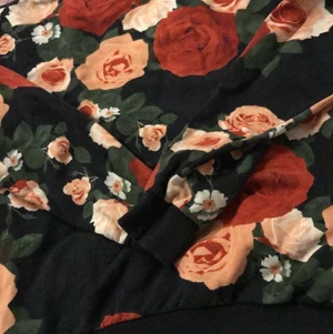 Flowerish sweater  - H&M from men’s collection, used only for pictures, mint condition. Size M, will fit also S. 