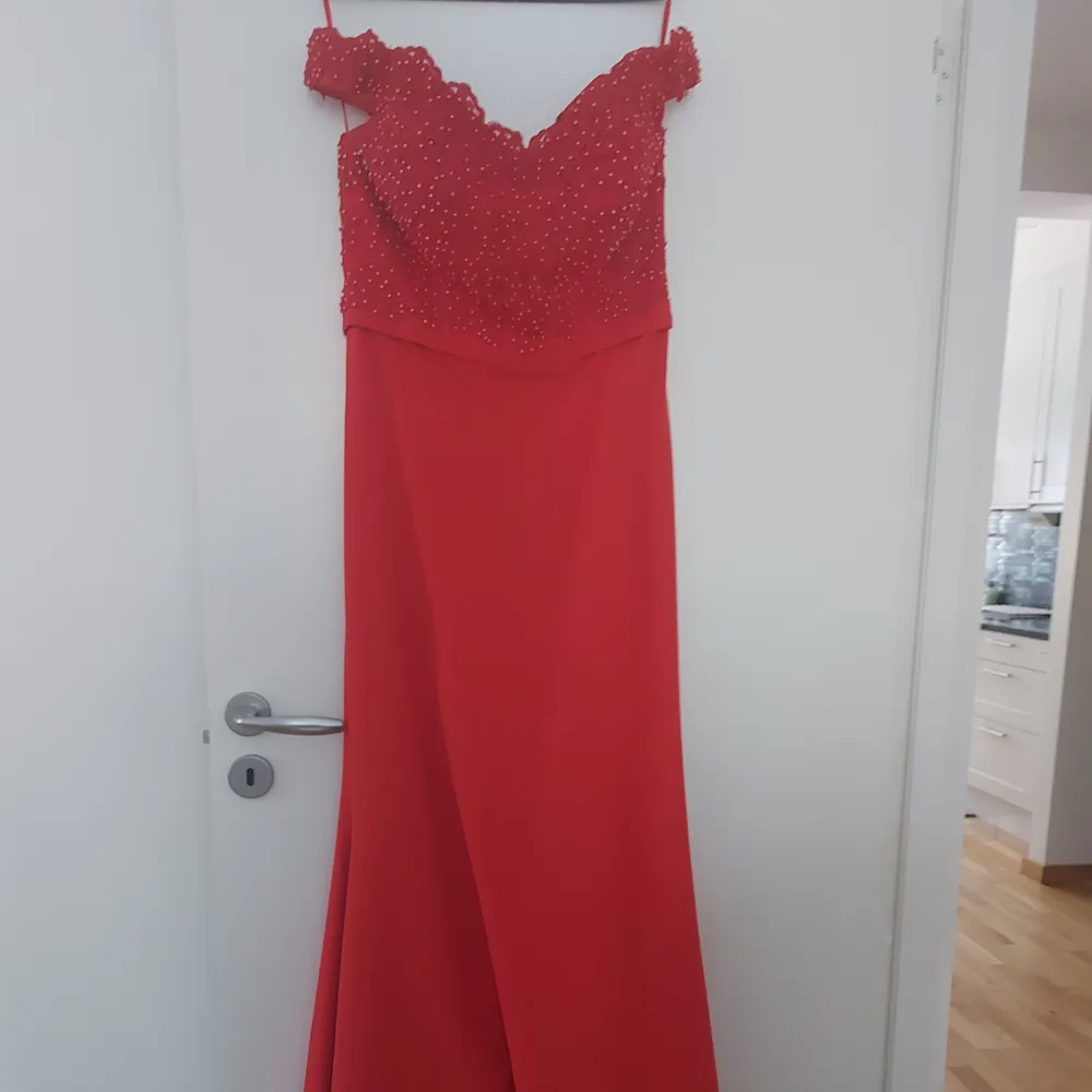 En röd fest klänning använd en gång. Storlek 14 men sytt in till S storlek kan passa till M storlek med . Klänningar.