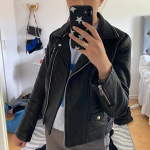 Skinnjacka - Fake skinnjacka från Livelo, är i storlek 42 men är liten i storlek, passar xs-l beroende hur man vill den ska sitta, är inte helt slät i materialet vilket syns på bilderna 🖤