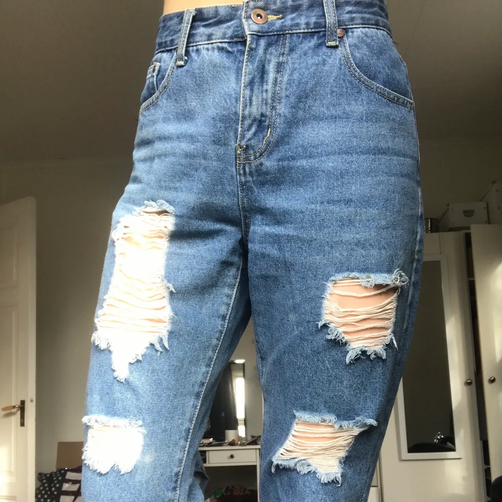 Snygga mom jeans. Som tyvärr har blivit för stora. Säljer för 110kr. Gratis frakt!🤍. Jeans & Byxor.