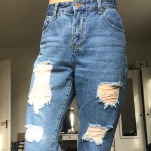 Snygga mom jeans. Som tyvärr har blivit för stora. Säljer för 110kr. Gratis frakt!🤍