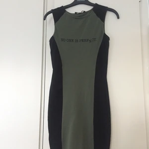 Klänning  - En kort tajt klänning. Är i bra skick. Vid frågor skriv privat🌸