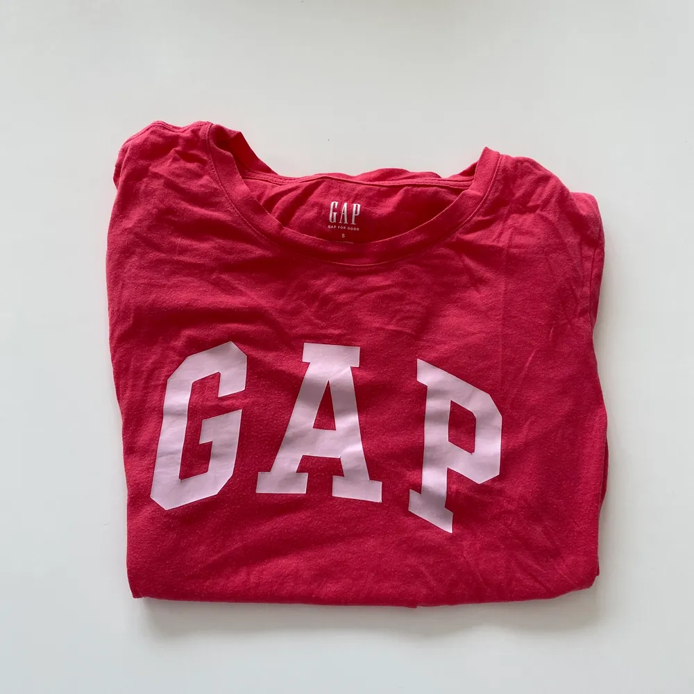 Rosa gap t-shirt näst intill oanvänd, är lite mer rosa i verkligheten. Storlek S, passar Xs och M beroende på hur man vill den ska sitta. Köpare står för frakt<3. T-shirts.