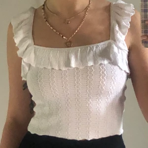 söt vit sommartopp från zara - Supersöt somrig topp från zara! Endast använd några gånger.