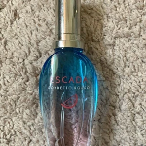 escada parfym - säljer denna parfymen. har endast luktat på den! säljer på grund av fel doft! nypris är runt 280kr! Frakt tillkommer!