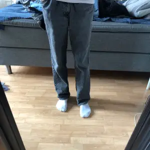 Vintage baggy jeans i fint skick. Finns inga defekter. Finns dock tecken på användning, vilket jag tycker ger plagget mer karaktär. En najs baggy/straight fit. Perfekt för att skejta med. Finns ingen storlek markerad, men de passar mig som är ungefär 180cm perfekt! 