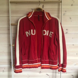 Munkjacka  - Sjukt snygg vintage tröja från märket Nudie Jeans!🤩 har tyvärr några defekter: blixtlåset är trasigt där nere (bild 2) och den går därför inte att stänga. På sista bilden ser ni också en målarfärgs fläck:( Riktigt cool ändå tycker jag! Storlek L i herrstorlek, närmare M. Sitter snyggt oversize på mig med xs/s. Frakt tillkommer 