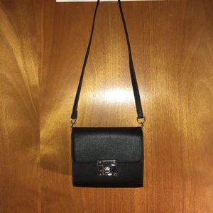 Väska - Nypris: 149kr köpt hos newyorker. Aldrig använt och är i nyskick. Köparen står för frakten.