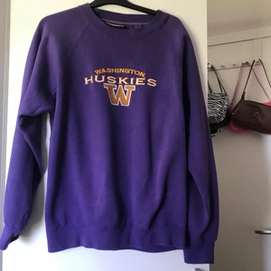 Sweatshirt  - As snygg vintage lila sweatshirt med tryck! Passar både killar och tjejer, det är storlek M och ganska oversized i storleken så den passar alla storlekar beroende på hur man vill att den ska sitta. Köptes här på plick, men har knappt använt den och den är i väldigt fint skick. Skriv för fler bilder eller om ni har frågor💕💕😄